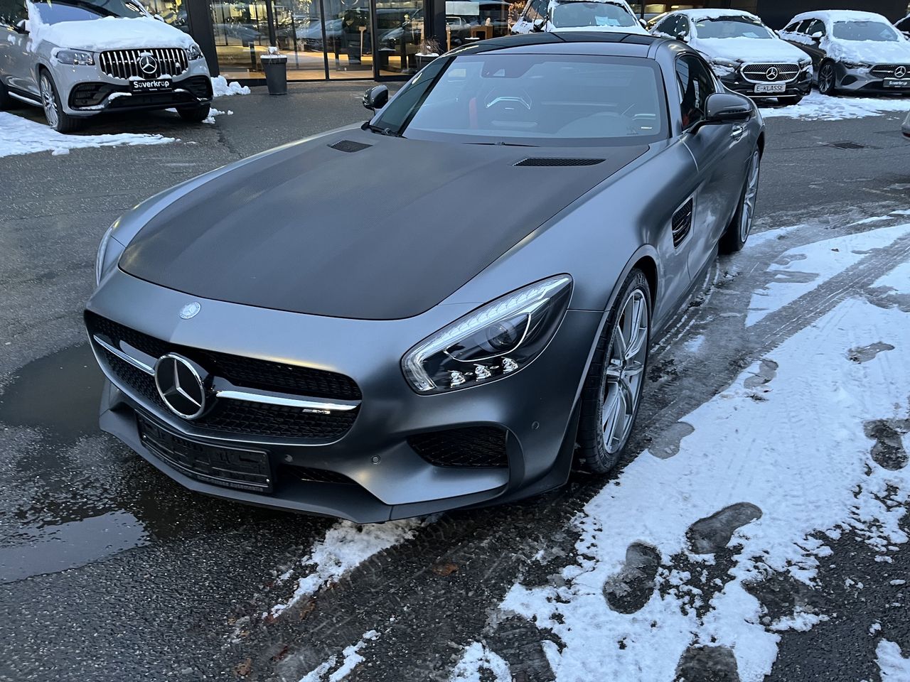 Mattgrauer Mercedes-AMG GT im Winter vor dem Süverkrüp Autohaus in Kiel
