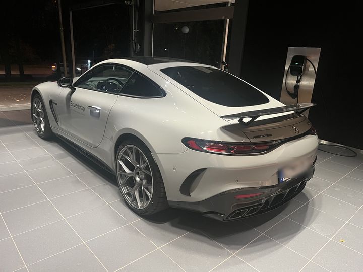 Mercedes-AMG GT im Ausstellungsraum an der Ladesäule