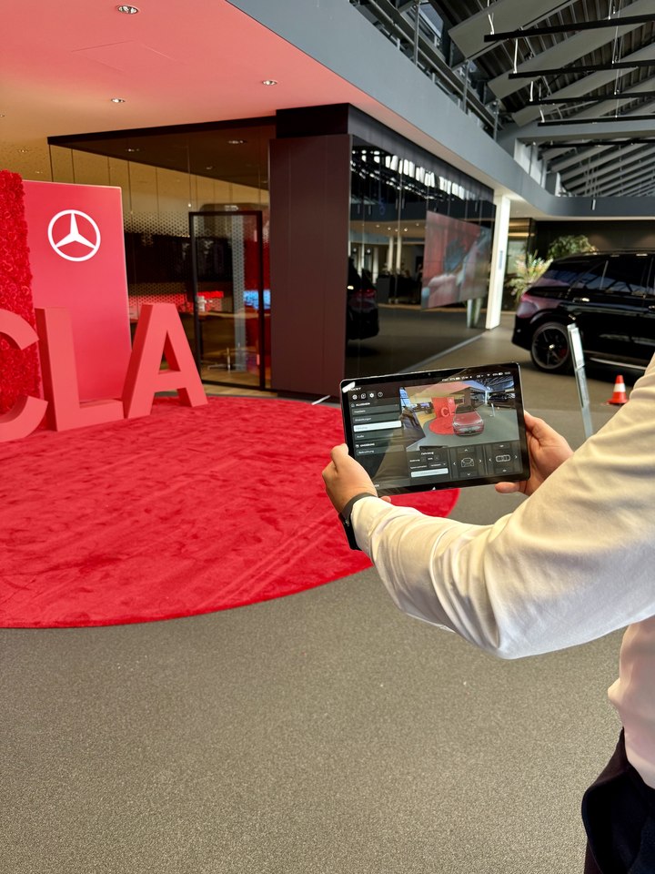 Mercedes-Benz CLA Präsentation mit virtueller Konfiguration im Ausstellungsraum