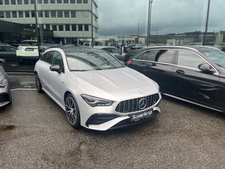 Silberner Mercedes-AMG CLA Shooting Brake vor dem Autohaus