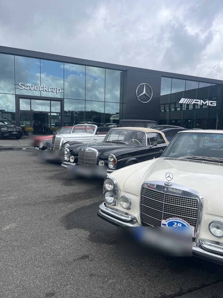 Mercedes-Benz Oldtimer vor dem Süverkrüp Autohaus zur Klassiker-Sternfahrt