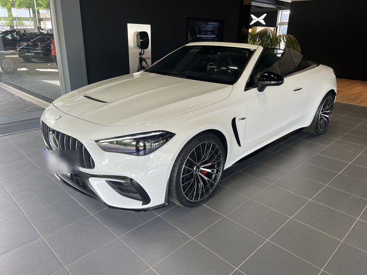 Weißes Mercedes-AMG CLE Cabriolet im Ausstellungsraum