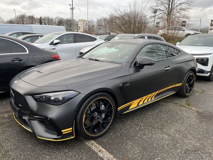 Mattschwarzes Mercedes-AMG Coupé mit gelben Akzenten