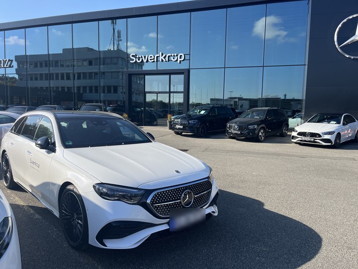 Weißes Mercedes-Benz E-Klasse T-Modell vor dem Süverkrüp Autohaus