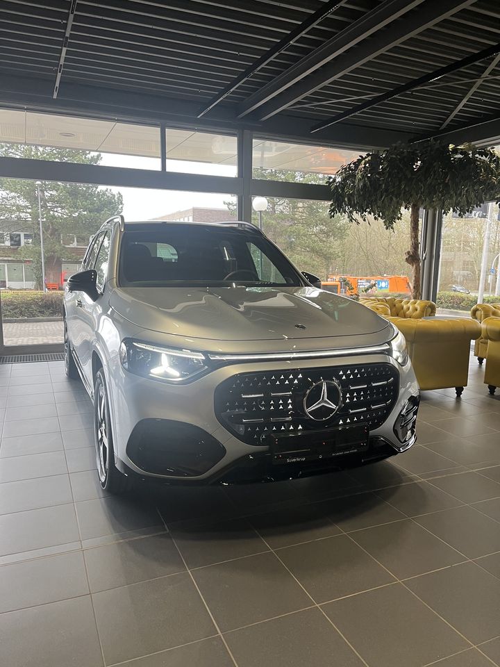 Mercedes-Benz SUV im Ausstellungsraum in Kiel