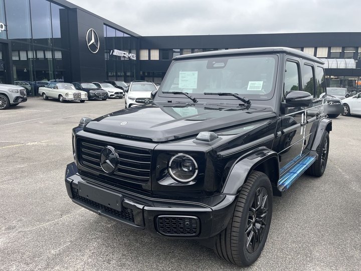 Schwarze Mercedes-Benz G-Klasse vor einem Mercedes-Benz Betrieb