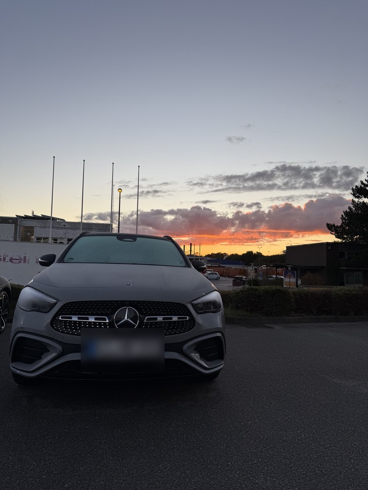 Mercedes-Benz GLA bei Sonnenuntergang auf dem Hof