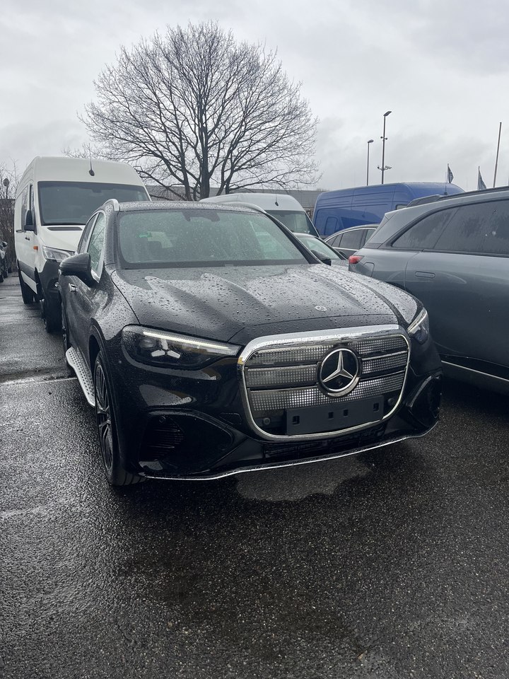 Schwarzer Mercedes-Benz GLC vor dem Autohaus