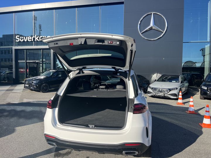 Mercedes-Benz GLE mit geöffneter Heckklappe vor dem Autohaus