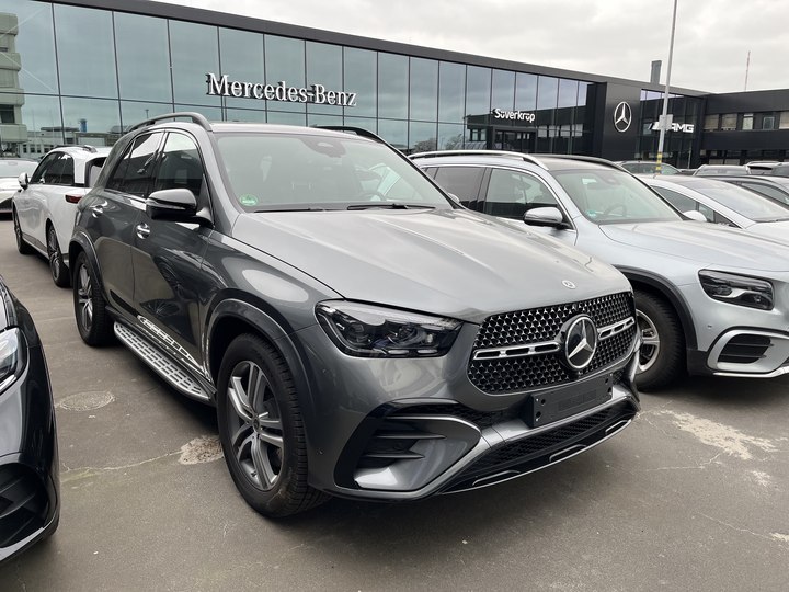 Mercedes-Benz GLE vor dem Süverkrüp Autohaus in Kiel