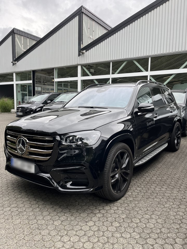 Schwarzer Mercedes-Benz GLS vor dem Autohaus