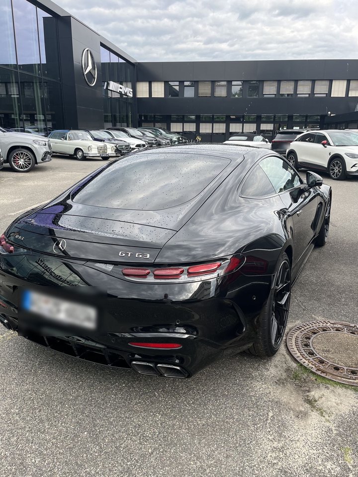 Schwarzes Mercedes-AMG GT 63 Coupé von hinten