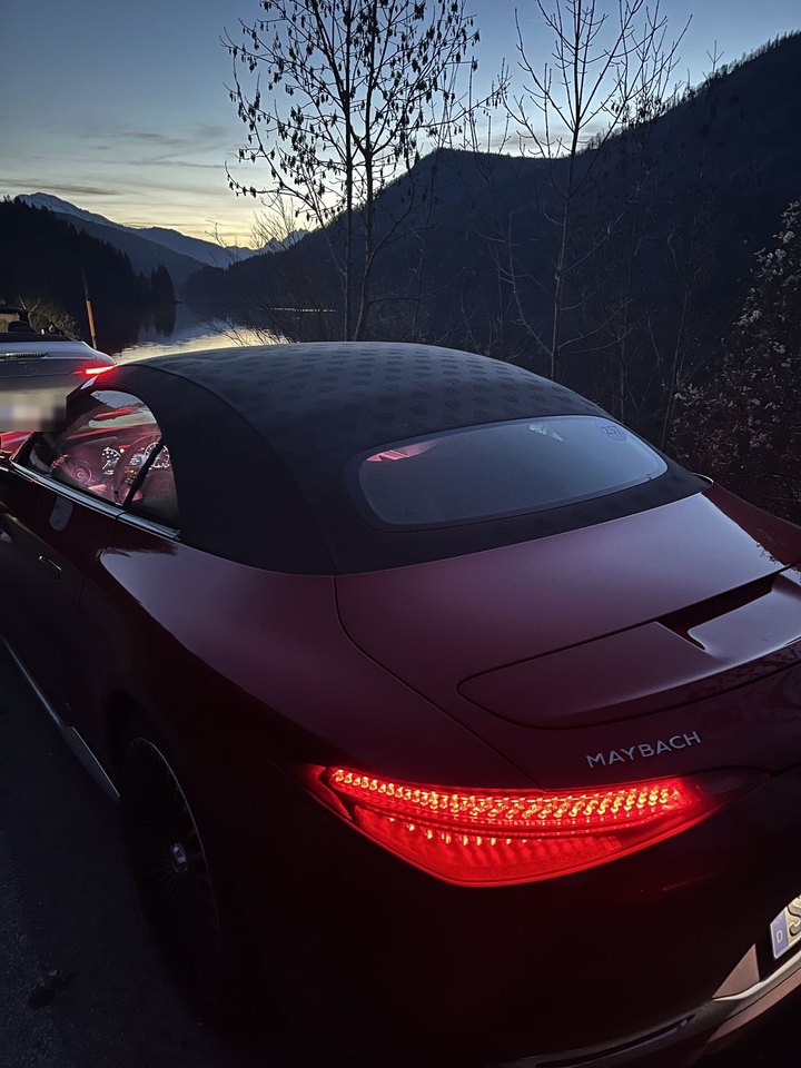 Mercedes-Maybach Heckleuchte im Abendlicht