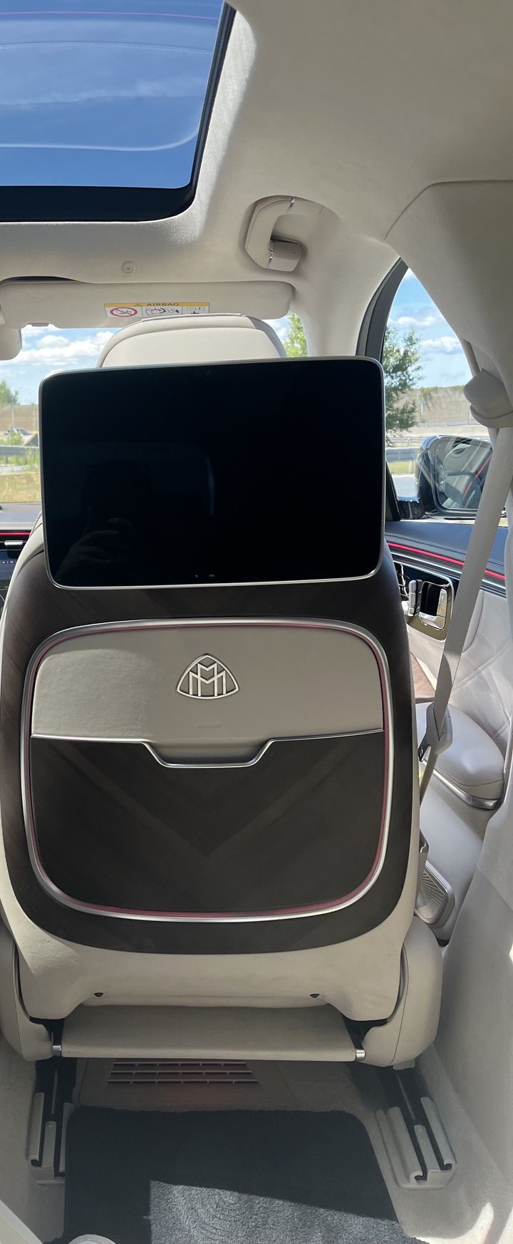 Mercedes-Maybach Fondbereich mit Bildschirm