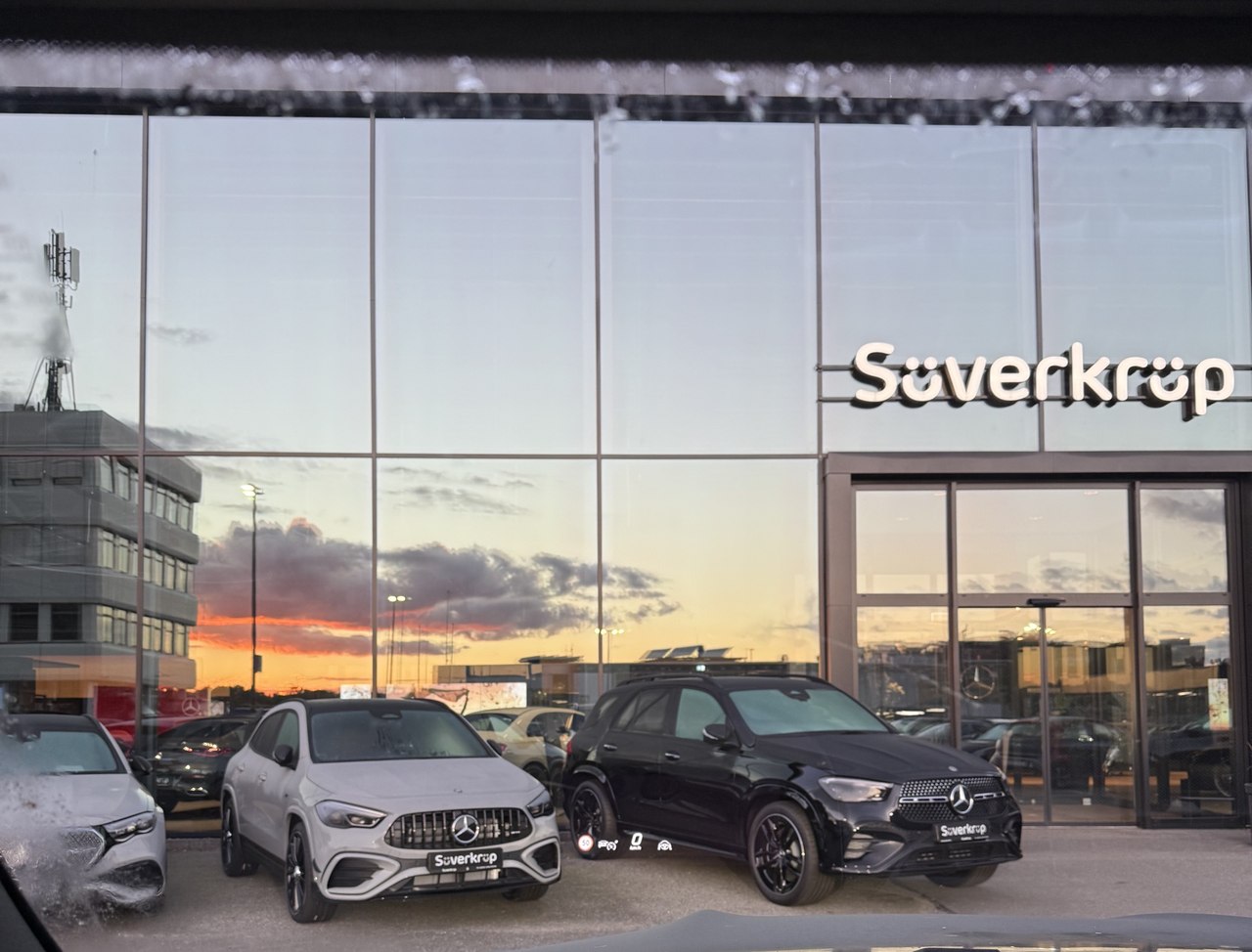 Süverkrüp Autohaus in Kiel bei Sonnenuntergang mit Mercedes-Benz Fahrzeugen davor