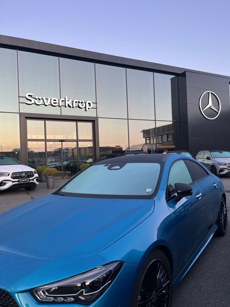 Süverkrüp Autohaus in Kiel bei Abendlicht mit Mercedes-Benz Fahrzeug davor